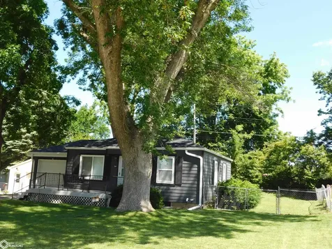 2004 S 3rd Avenue E Newton IA 50208