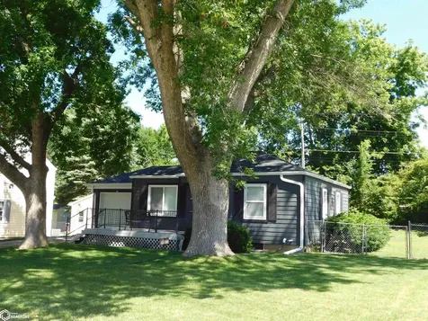 2004 S 3rd Avenue E Newton IA 50208