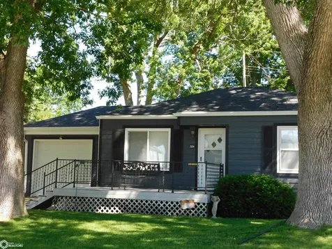 2004 S 3rd Avenue E Newton IA 50208