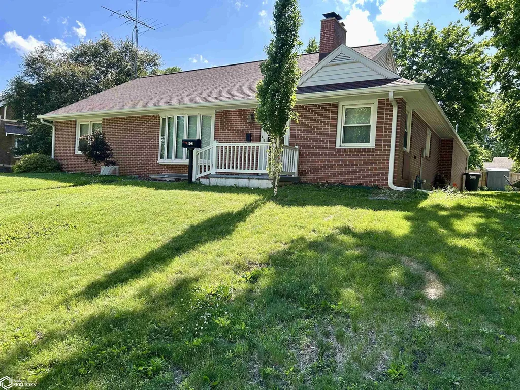 802 10th Street Eldora IA 50627