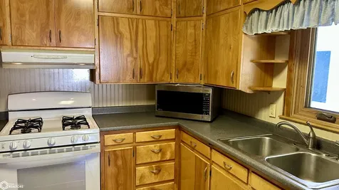 802 10th Street Eldora IA 50627