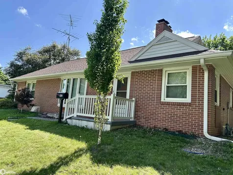 802 10th Street Eldora IA 50627