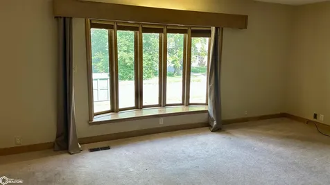 802 10th Street Eldora IA 50627
