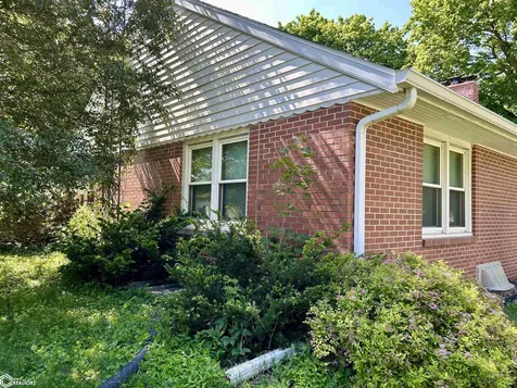 802 10th Street Eldora IA 50627