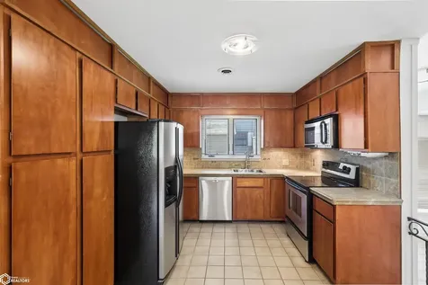 900 11th Avenue Grinnell IA 50112