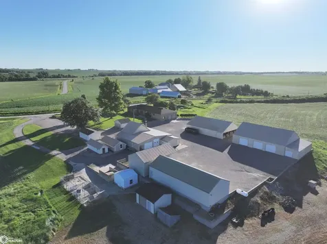 2276 400th Avenue Victor IA 52347