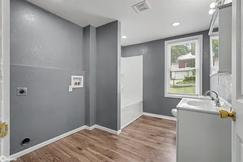 402 May Avenue Burlington IA 52601