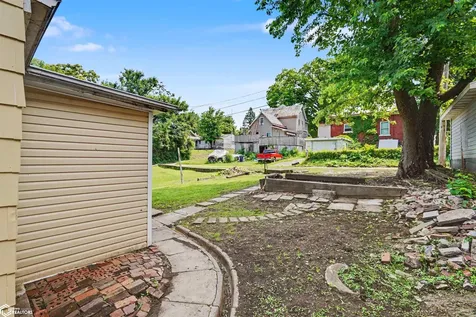 402 May Avenue Burlington IA 52601