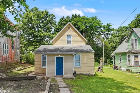 402 May Avenue Burlington IA 52601