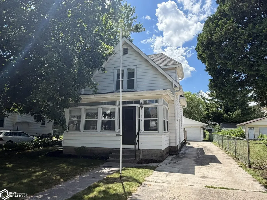 1302 N Adams Mason City IA 50401