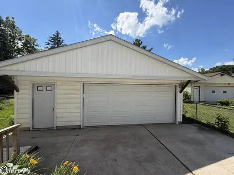 1302 N Adams Mason City IA 50401