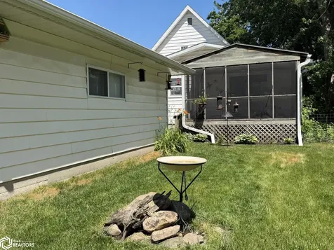 1302 N Adams Mason City IA 50401