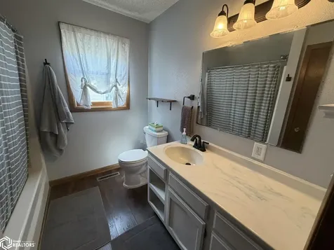 1302 N Adams Mason City IA 50401