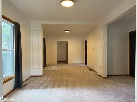 1302 N Adams Mason City IA 50401