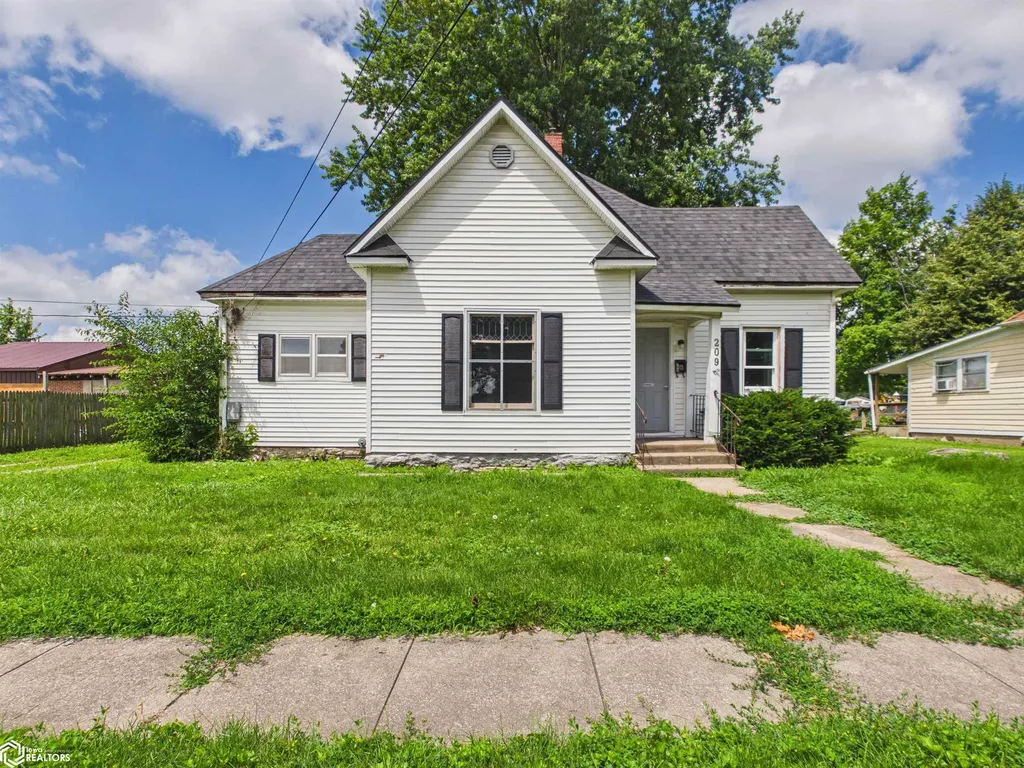 209 S 10th Street Albia IA 52531