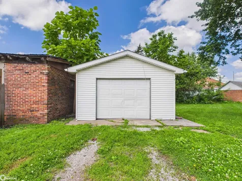 209 S 10th Street Albia IA 52531