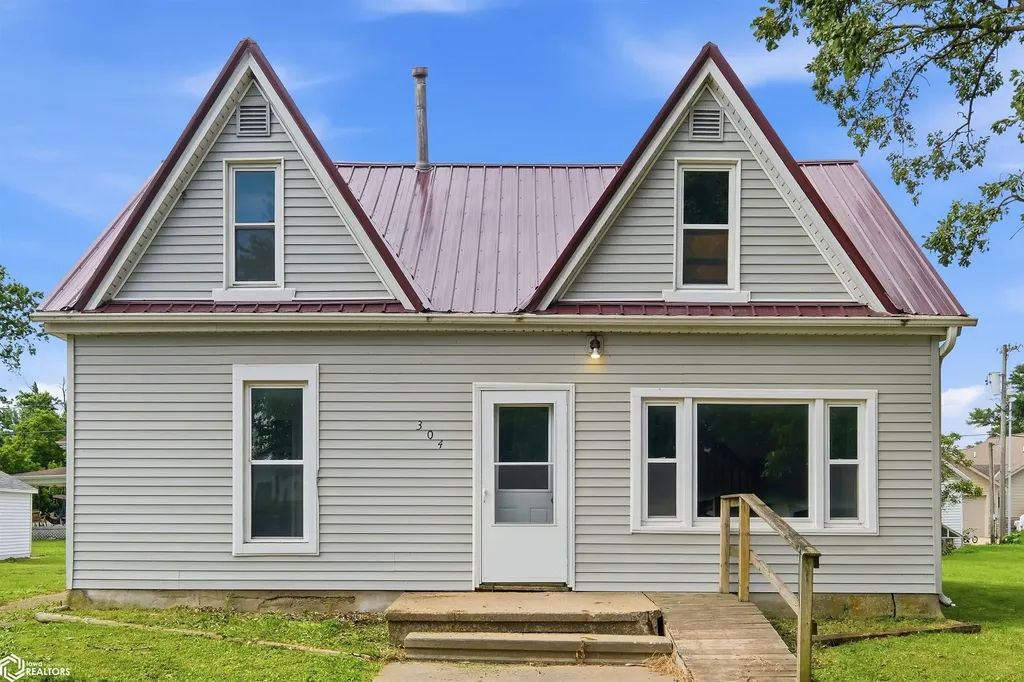 304 E Dallas Street Montezuma IA 50171
