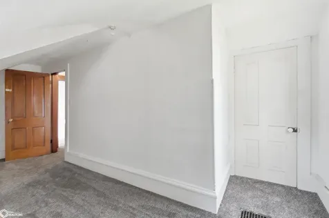304 E Dallas Street Montezuma IA 50171