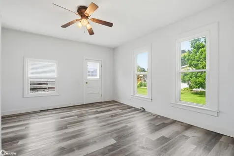 304 E Dallas Street Montezuma IA 50171
