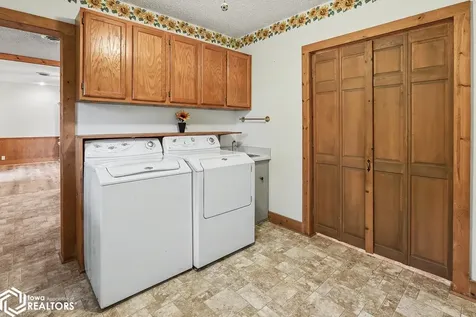 904 6th Avenue E Albia IA 52531