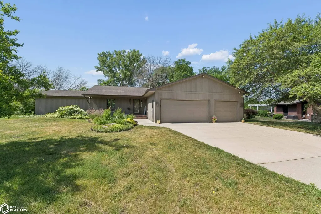 7 Woodbine Road Mason City IA 50401