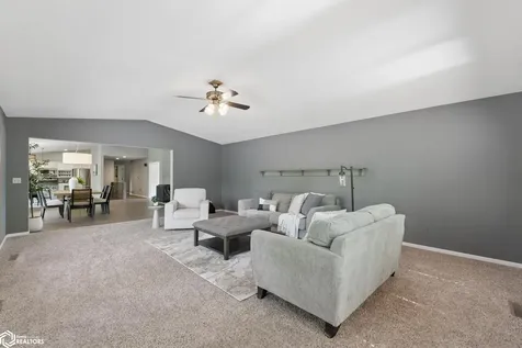 7 Woodbine Road Mason City IA 50401