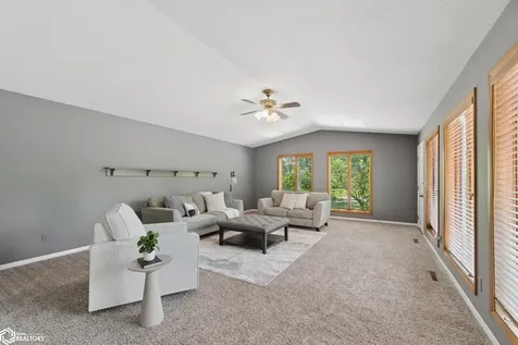 7 Woodbine Road Mason City IA 50401