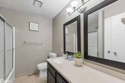 7 Woodbine Road Mason City IA 50401
