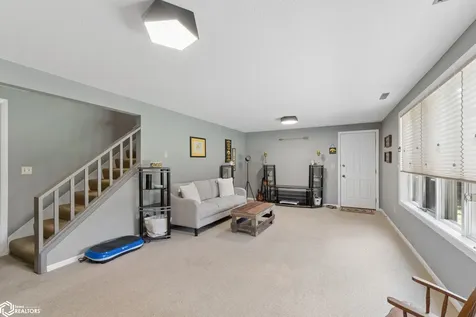 7 Woodbine Road Mason City IA 50401