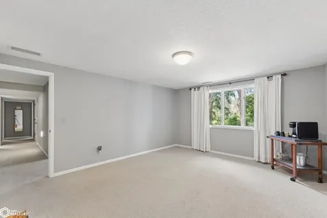 7 Woodbine Road Mason City IA 50401