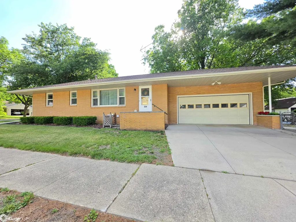 104 N Taylor Avenue Mason City IA 50401