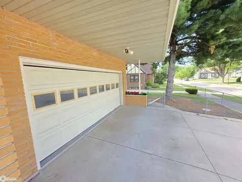 104 N Taylor Avenue Mason City IA 50401