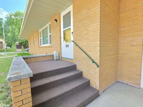 104 N Taylor Avenue Mason City IA 50401