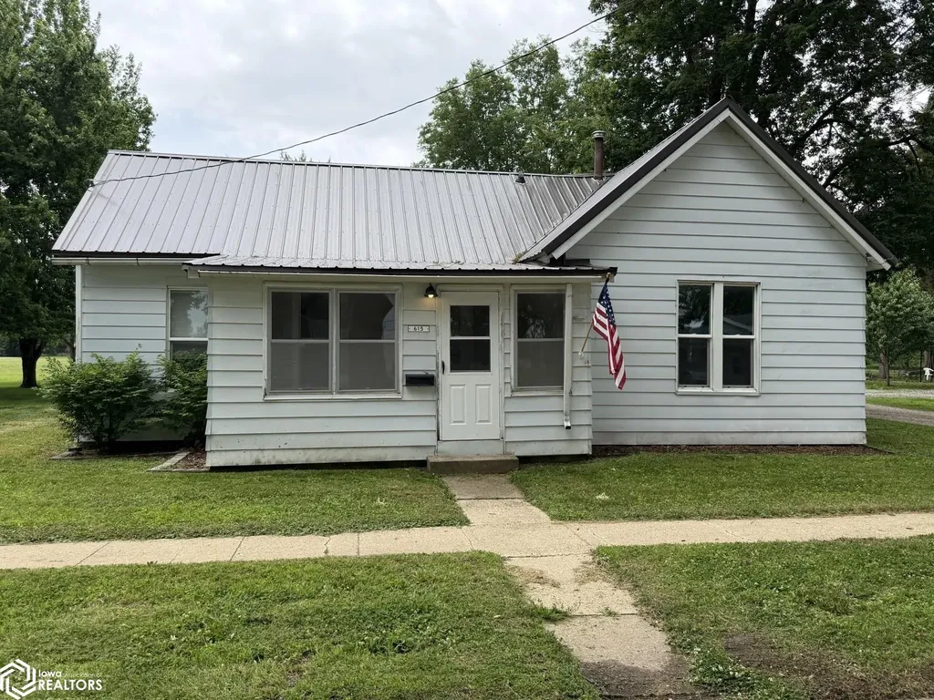 615 Woodlawn Street Traer IA 50675