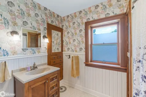 221 7th Street NW Mason City IA 50401