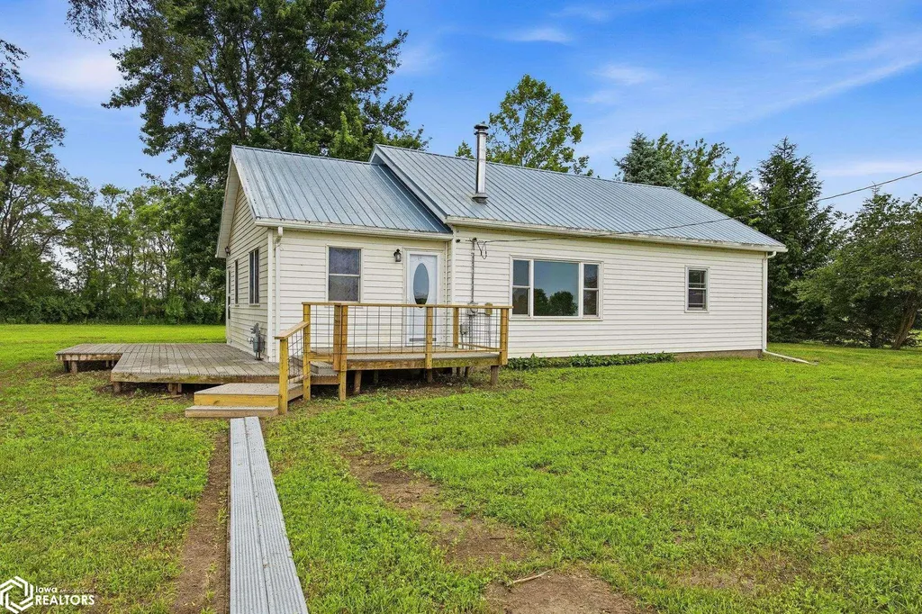 604 S Todds Ferry Conesville IA 52739