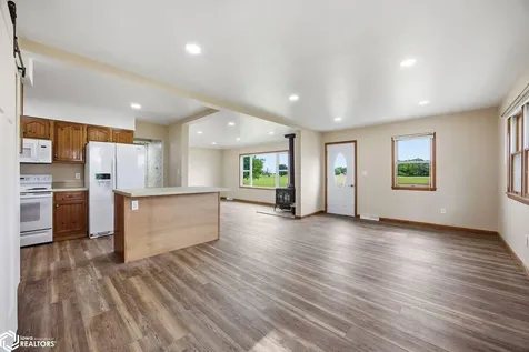 604 S Todds Ferry Conesville IA 52739