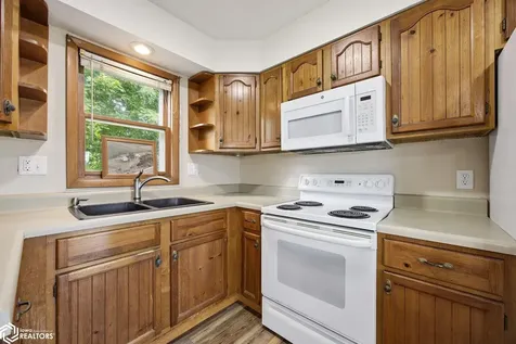 604 S Todds Ferry Conesville IA 52739