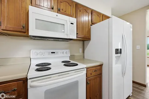 604 S Todds Ferry Conesville IA 52739