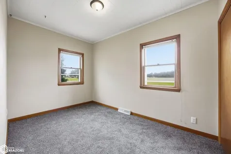 604 S Todds Ferry Conesville IA 52739
