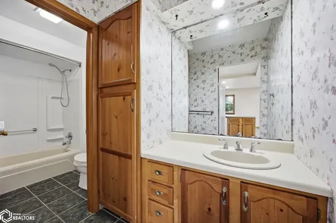 604 S Todds Ferry Conesville IA 52739