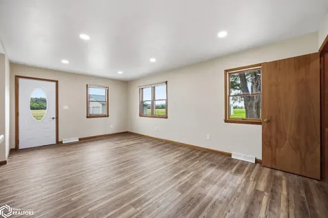 604 S Todds Ferry Conesville IA 52739