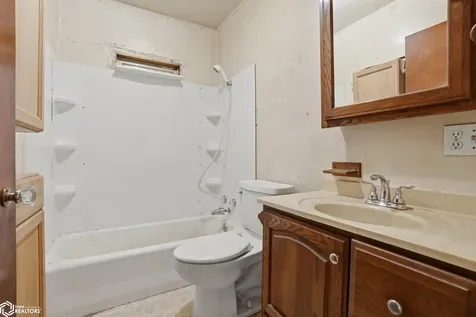 2753 260th Street New London IA 52645