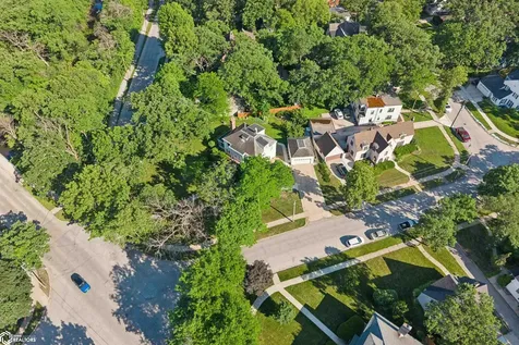 9 Beaumont Drive Mason City IA 50401