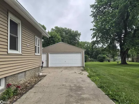 1028 E 10th Street N Newton IA 50208