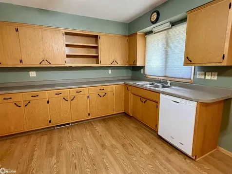 1107 4th Avenue Ackley IA 50601