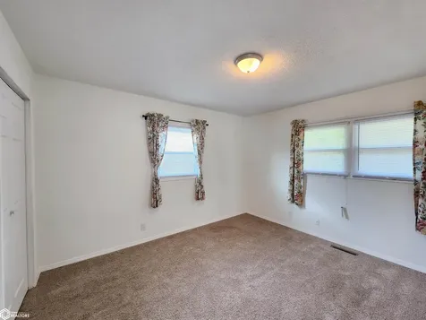 1320 S Hampshire Avenue Mason City IA 50401