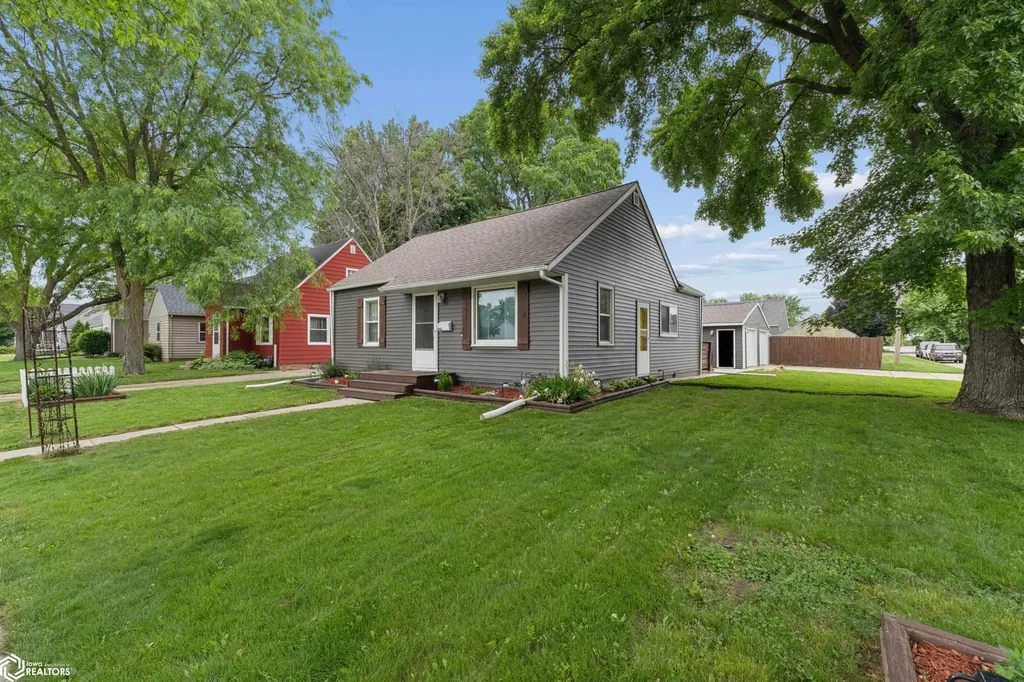 962 15th Place NE Mason City IA 50401