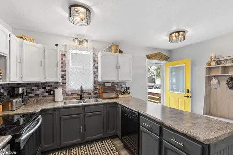 962 15th Place NE Mason City IA 50401