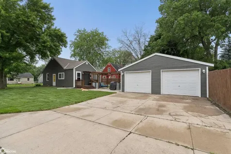 962 15th Place NE Mason City IA 50401